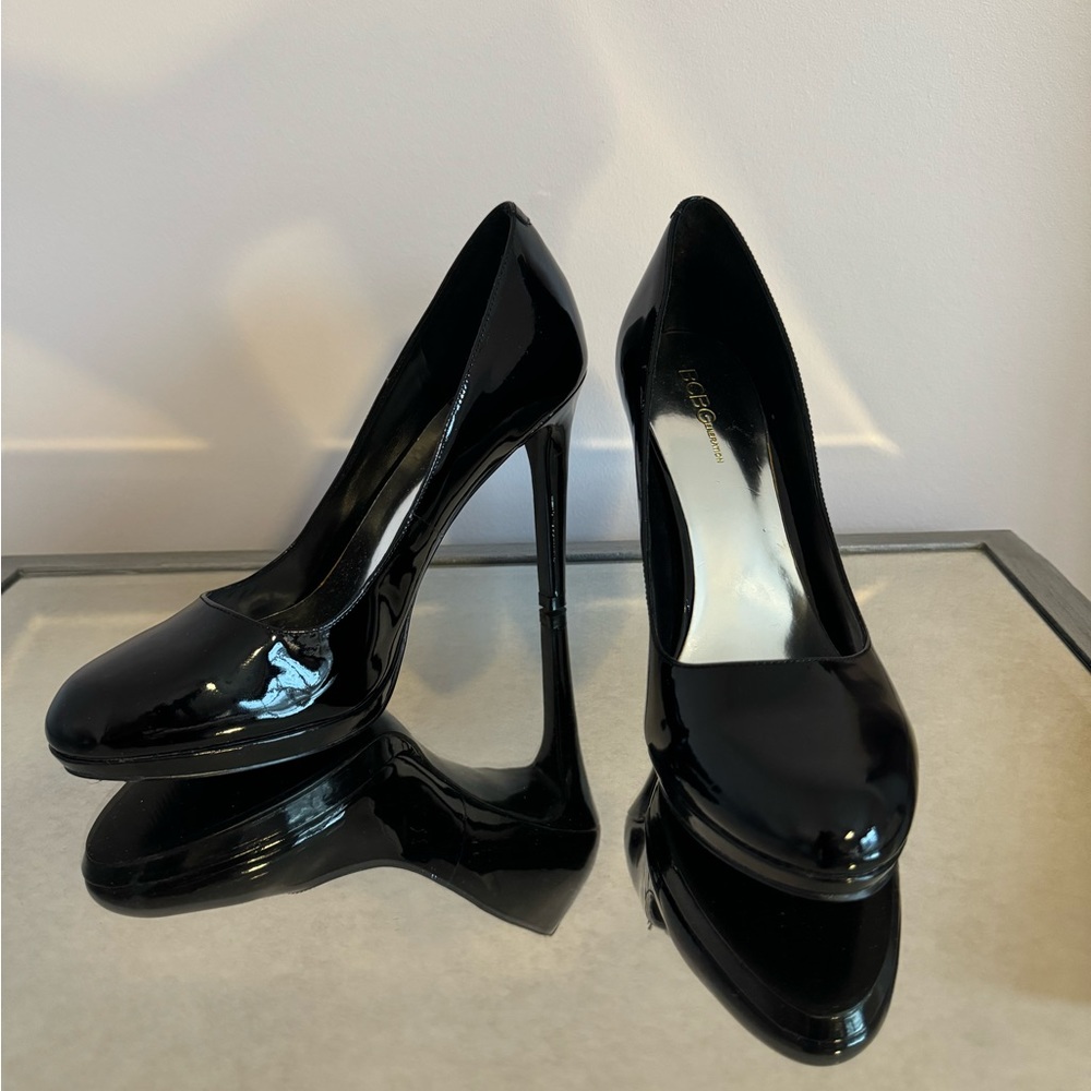 BNWOB BCBGeneration Black Patent Leather Round Toe Pump High Heel Size 9